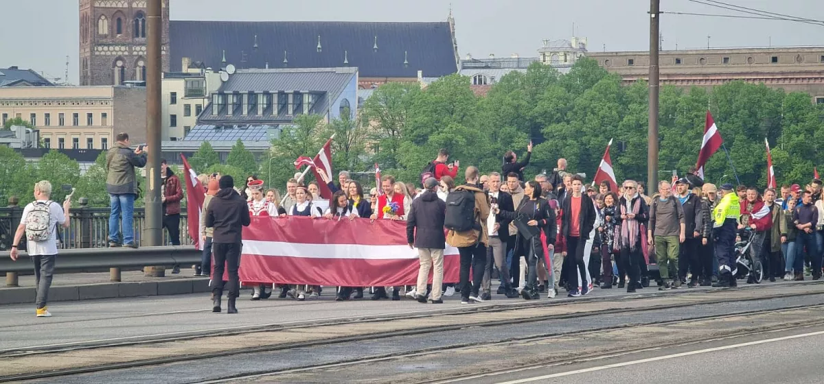 «Atbrīvošanās no padomju mantojuma» gājienā pulcējušies vairāki tūkstoši cilvēku; noslēdzies bez īpašiem starpgadījumiem