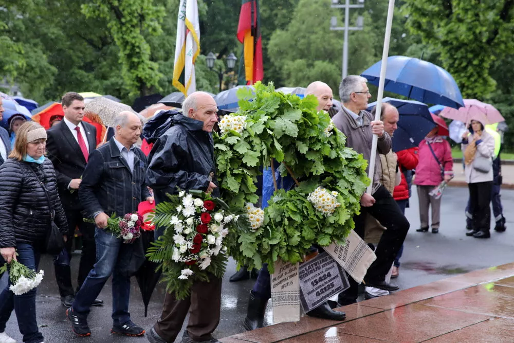 Rīgā ar gājienu piemin PSRS komunistiskā režīma represiju upurus