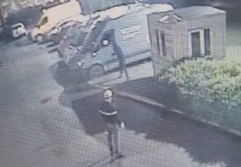 Пришли в масках, разбили окно и подожгли: на закрытой парковке в Золитуде ночью сгорели два бусика. ФОТО, ВИДЕО