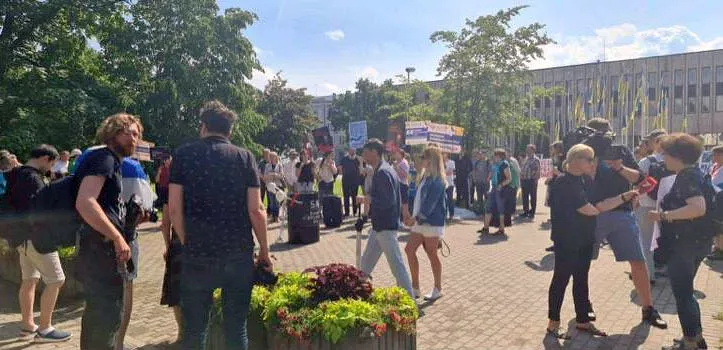 Piketā «Krievu balss par embargo» pie Krievijas vēstniecības pulcējušies apmēram 60 cilvēku