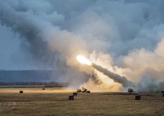 Latvija paraksta 164 miljonus eiro vērtu līgumu par artilērijas sistēmas «Himars» iegādi
