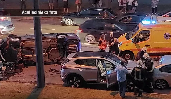 Жуткая авария в Пурвциемсе: вусмерть пьяная женщина разбила 5 автомобилей и пыталась скрыться босиком (ФОТО)
