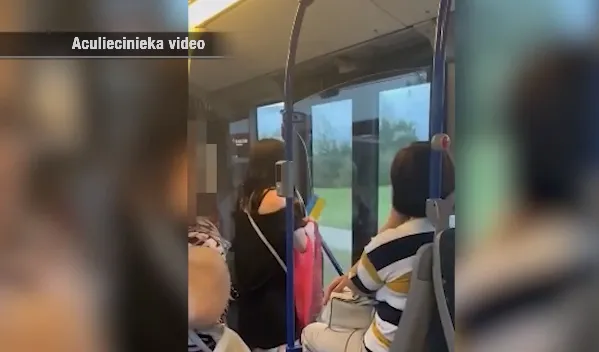 Женщина в автобусе сорвала украинский флаг: «Rigas satiksme» обратилась в полицию