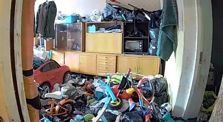 Дети бегают голые по дому, кругом мусор и грязь: полиция побывала в квартире матери троих детей в Кенгарагсе