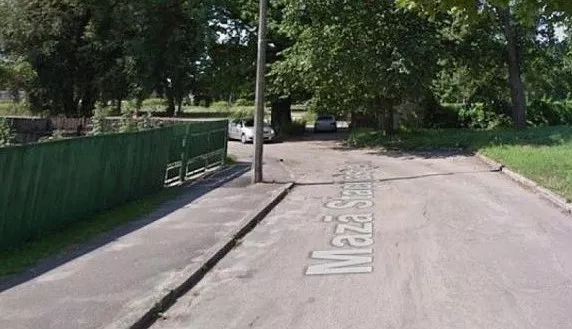 Думаете, такое возможно только в России? В Риге посреди свежего тротуара красуется столб (ФОТО)