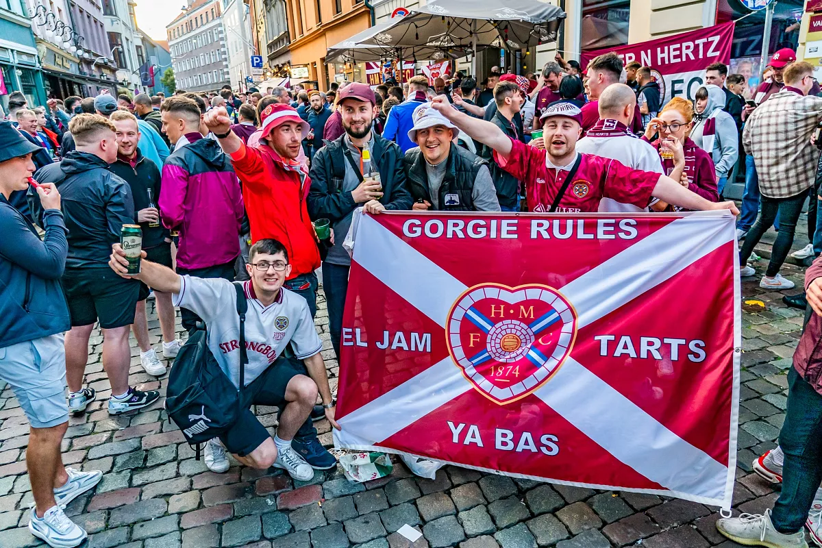 Орут и кричат: Ригу заполонили шотландские болельщики, приехали поддержать своих