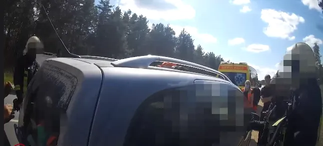 В закрытой машине от перегрева едва не погиб малыш: ЧП под Сигулдой