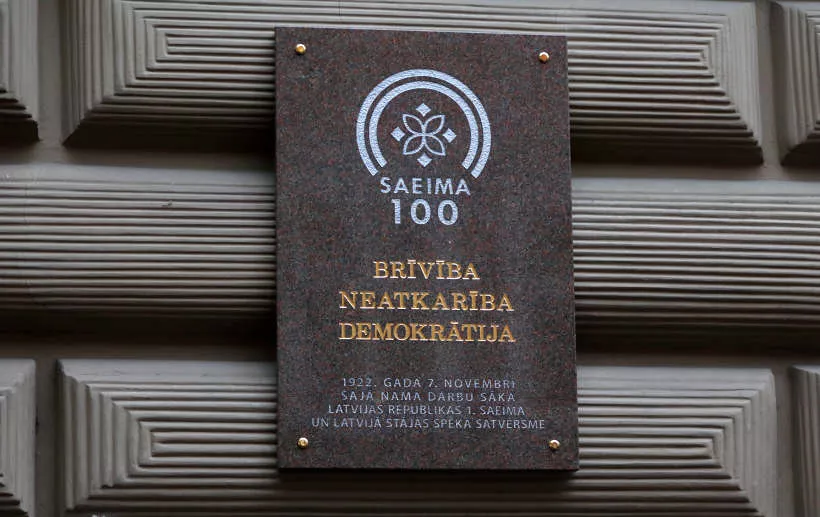 На здании Сейма открыта памятная доска в честь его 100-летия