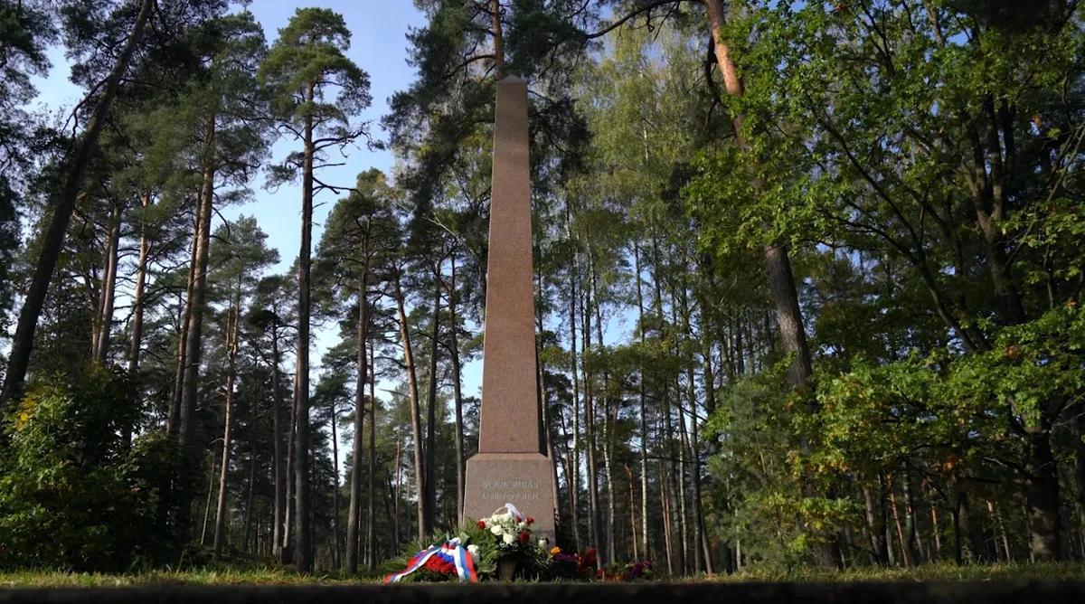 Рига лишилась советских памятников возле Кишэзерса и на Румбуле