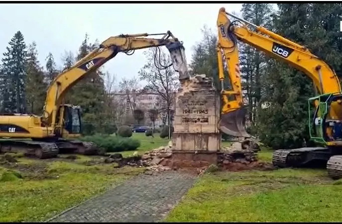 Balvos demontāžas laikā sašķīdis padomju piemineklis, kuru bija plānots saglabāt Okupācijas muzeja krājumā