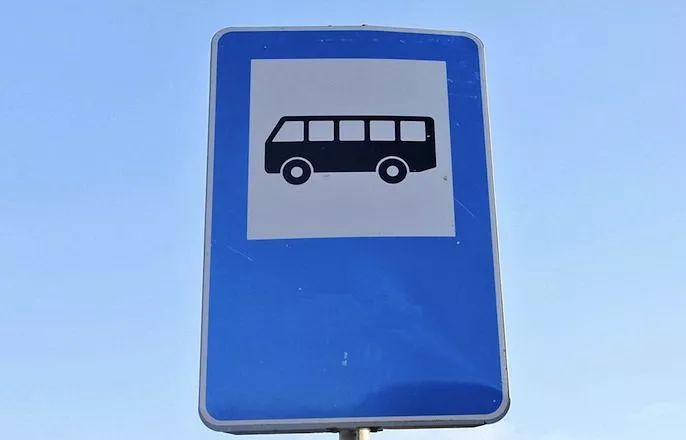 Vairākiem Pierīgas reģionālo autobusu maršrutiem pārceļ iekāpšanas pieturu Satekles ielā