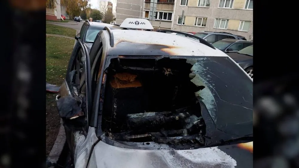 «Колесо очень быстро взорвалось, воздух нагрелся»: в Пурвциемсе подожгли такси
