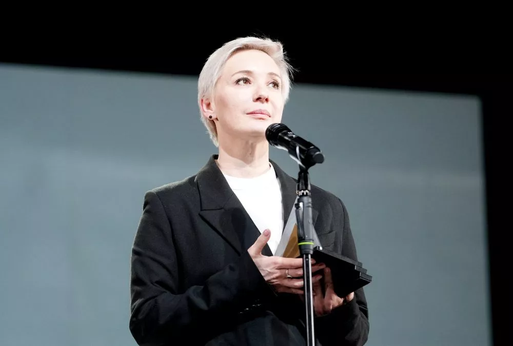 Не бывает бывших путинистов: соцсети ополчились на Хаматову за премию «Ночи лицедеев»