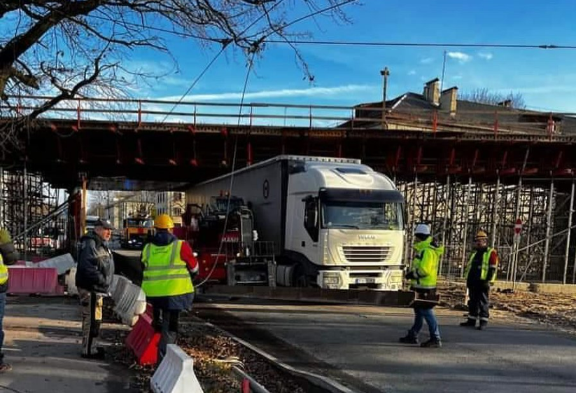 Purvciemā kravas auto atkal aizķēris topošā pārvada konstrukciju
