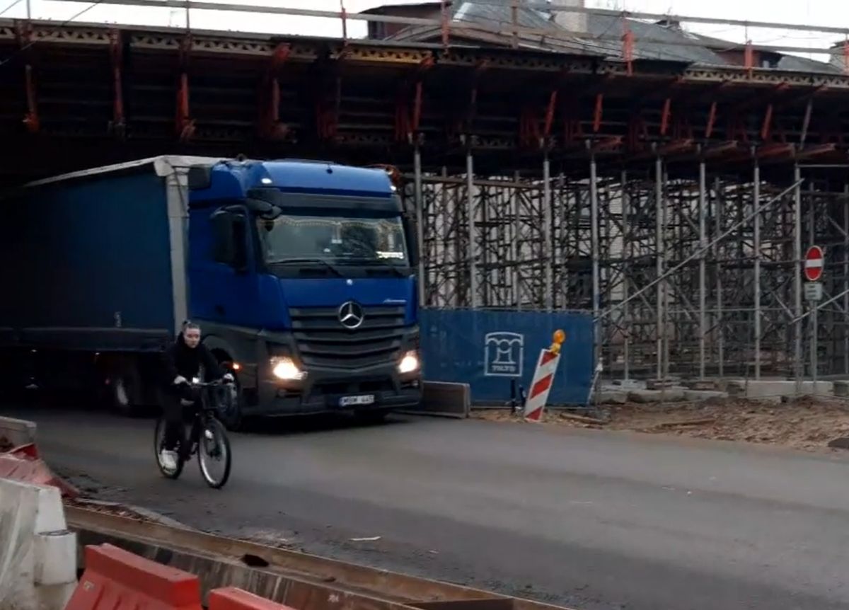Pirmās dienas kravas auto vadītājus vēl nesodīs par iebraukšanu Rīgas centrā