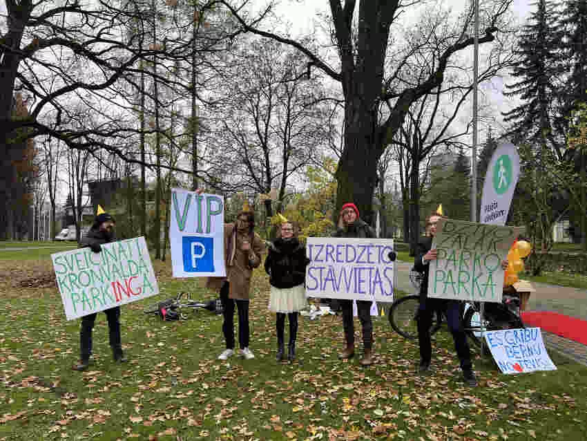 С красной дорожкой и шампанским: в Риге устроили пикет против парковки в парке (ВИДЕО)