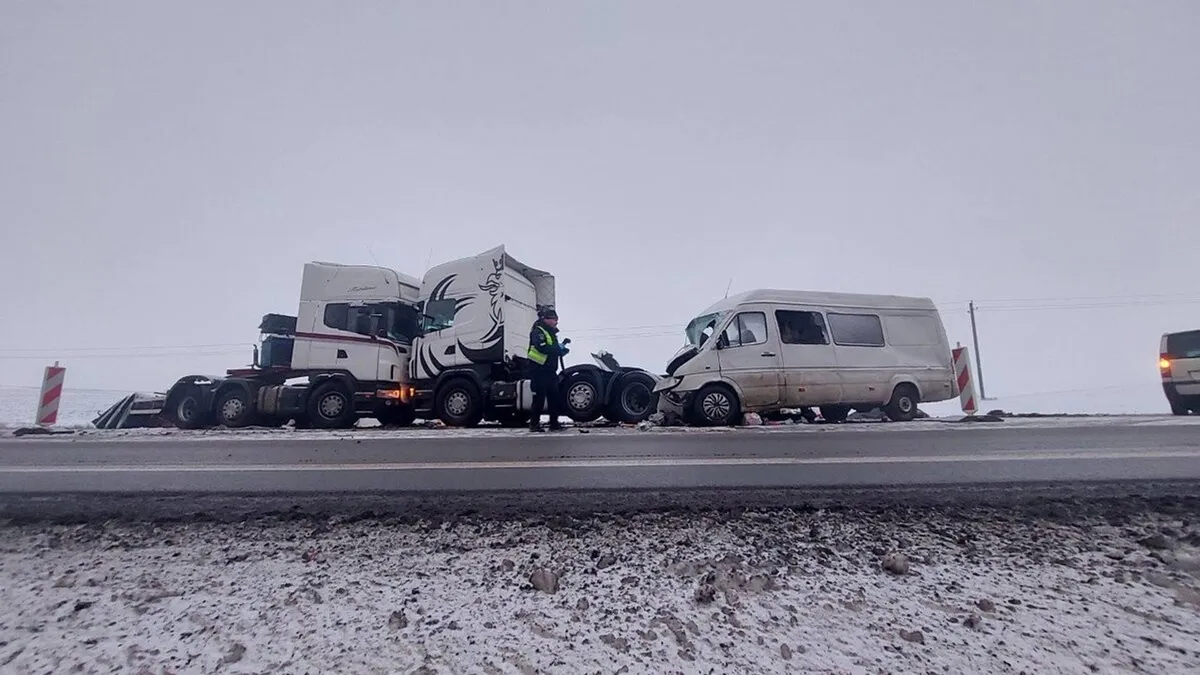 Два ДТП на одном месте с одной фурой: под Шауляем погибли двое латвийцев и еще трое пострадали