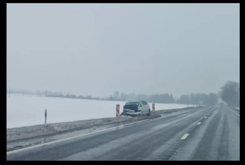 Под Бауской на обочине трассы неделями стоит разбитое авто: почему его никто не эвакуирует?