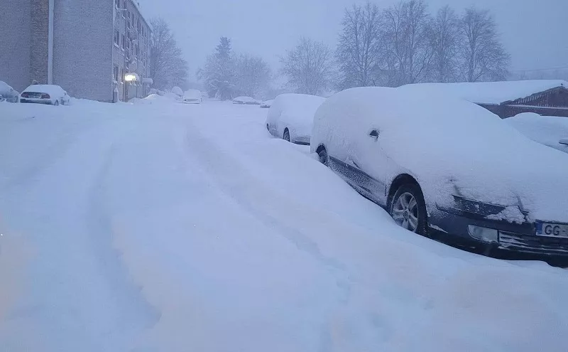 Sniegs un apledojums arī šorīt lielā daļā Latvijas apgrūtina braukšanu