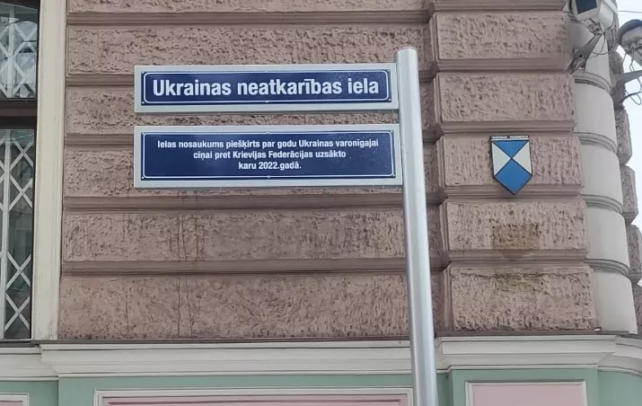 Policija sākusi pārbaudi par iespējamo Ukrainas neatkarības ielas plāksnes sabojāšanu pie Krievijas vēstniecības