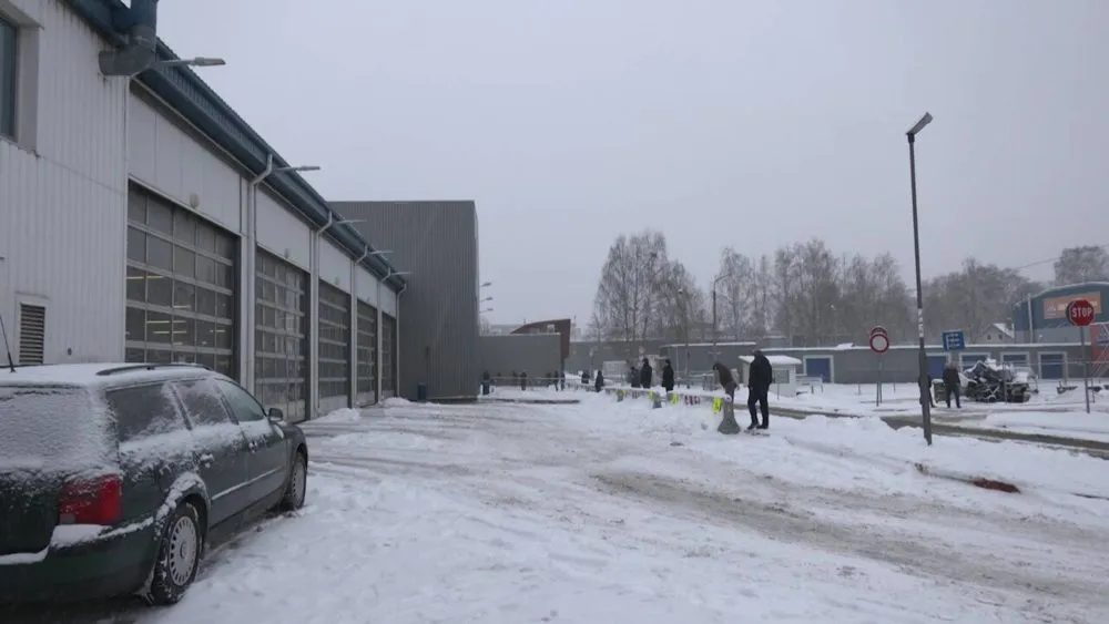 Водитель в шоке от техосмотра в CSDD: стоишь и мерзнешь под дождем и снегом