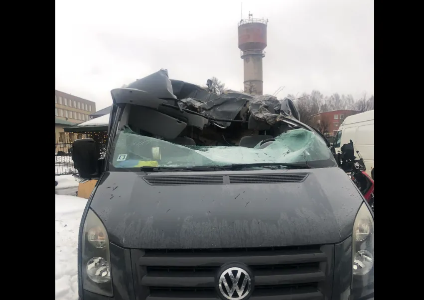Не сложил поливочное устройство: под Лимбажи трактор снес крышу бусику и отрицает вину