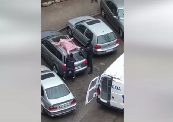 Веселый Новый год: лежащую на крыше автомобиля женщину в Плявниеках эвакуировал спецназ (ВИДЕО)