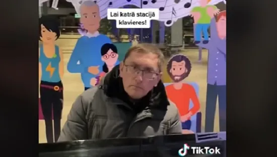 Не того пианистом назвали! Экс-министр сообщения сыграл на центральном вокзале Риги (ВИДЕО)