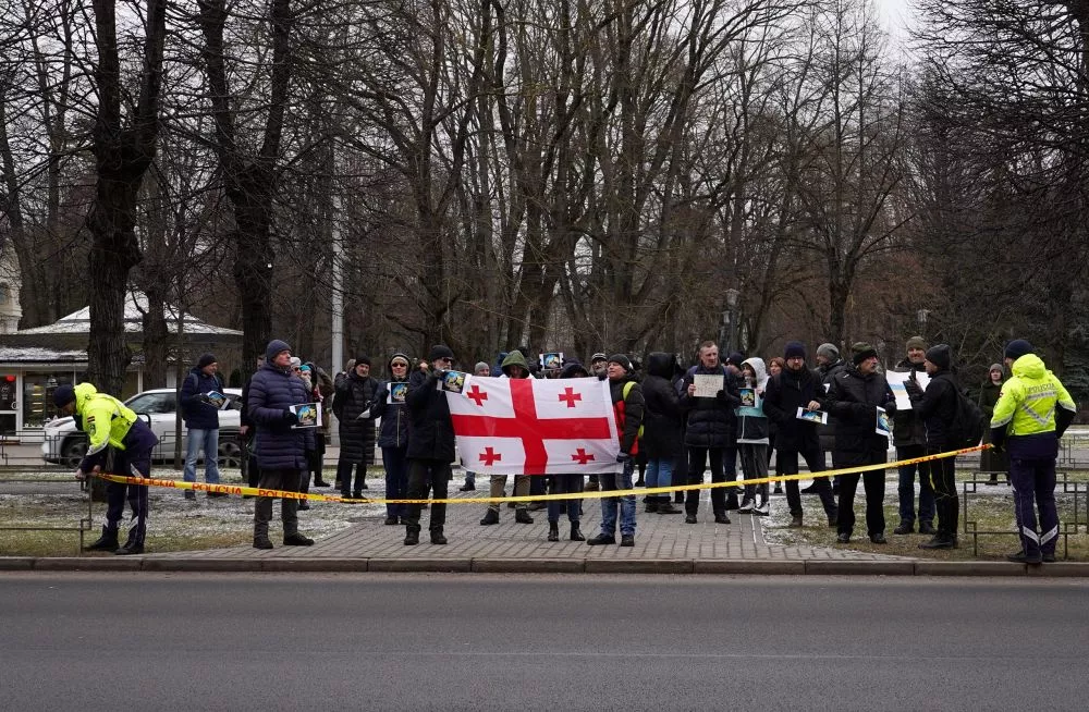Rīgā akcijā Saakašvili atbalstam pulcējušies ap 30 cilvēki