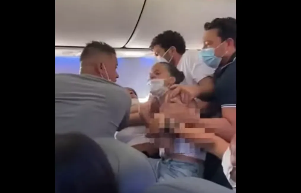 Яжмать: 15 женщин подрались в самолете из-за не желания одной пассажирки меняться местами с ребенком. ВИДЕО