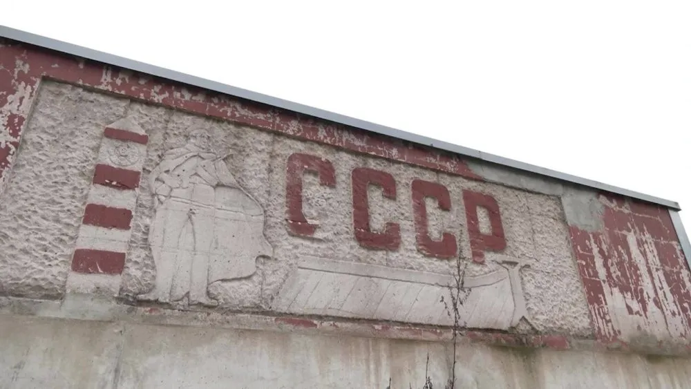 «Зачем нужно видеть такое зрелище?» — Ленин, серп и молот в Адажском крае: как они тут оказались?