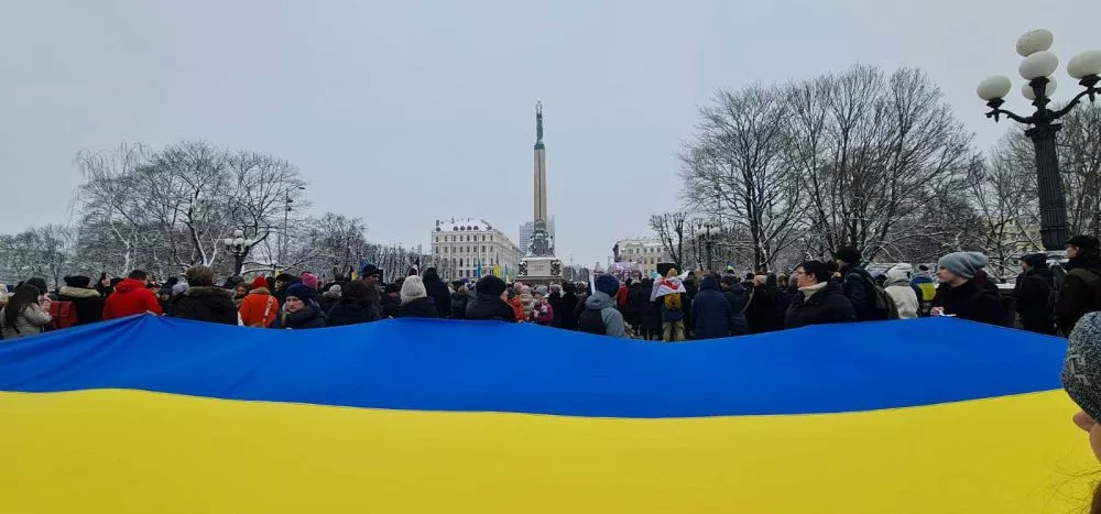 Jaunais Ukrainas vēstnieks un Rīgas skolēni pavadīs uz fronti humāno konvoju