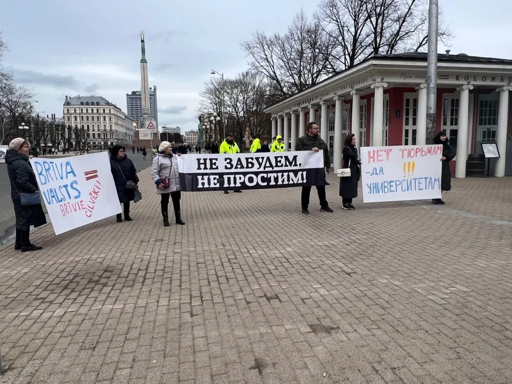 В Риге прошёл пикет в поддержку Андриец, обвиняемой в Латвии в прокремлевской деятельности