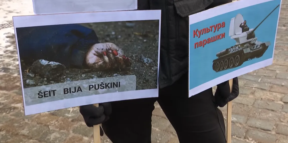 Пушкин — от слова «пушка»: во время митинга в поддержку памятника русскому поэту были и протестующие