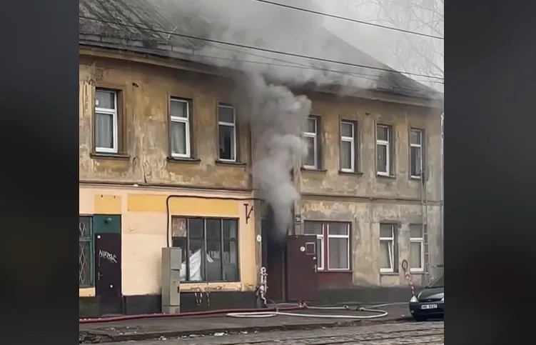 Семь человек спасены из горящего дома в Риге. ВИДЕО