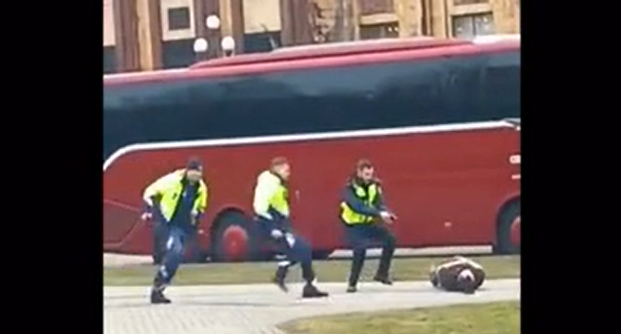 Rīgas centrā aiztur vīrieti, kurš pa ielu staigājis ar nazi
