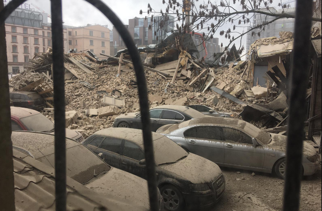 Rīgas centrā Satekles ielā sabruka ēka, notikuma vietā strādā VUGD