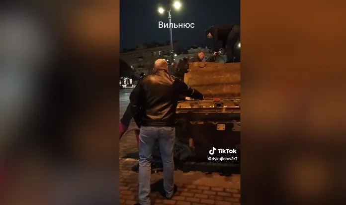 В Вильнюсе разрисовали российский трофейный танк (ФОТО)