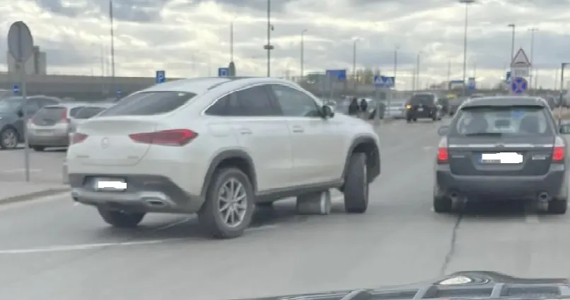 Видео для «TikTok»? В Литве «Mercedes» протащил кусок бетона по парковке