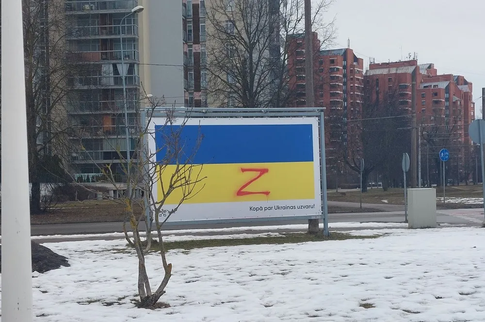 Нарисовали букву «Z»: в Иманте вандалы испортили плакат в поддержку Украины