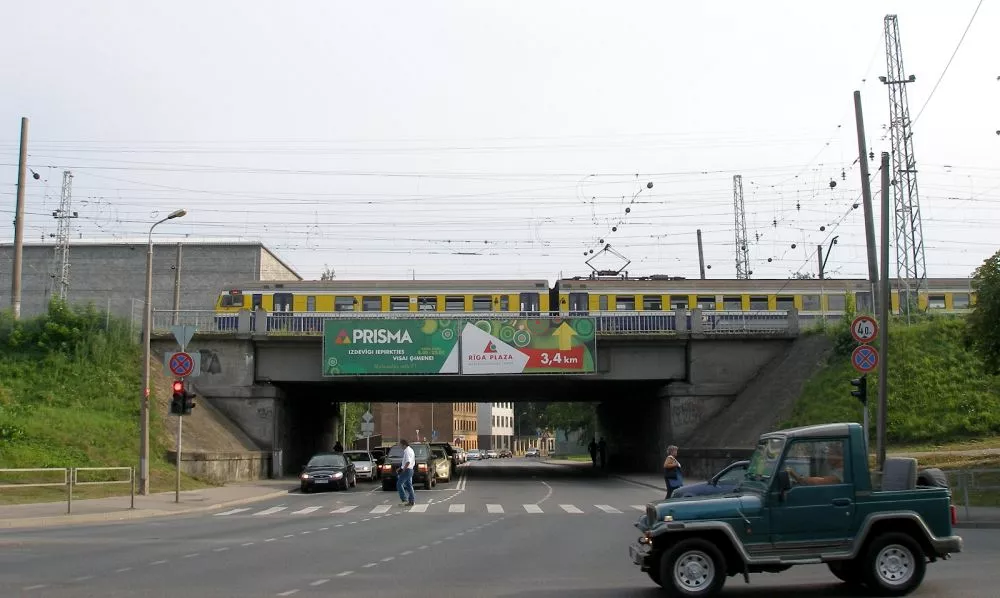 Rīgā slēgs satiksmi Lāčplēša ielas posmā pie dzelzceļa