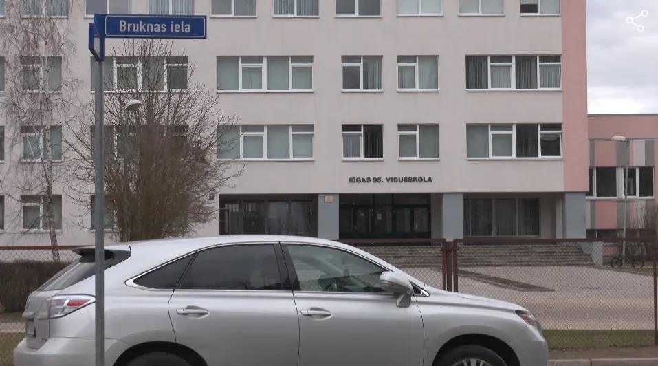В Зиепниеккалнсе у школы незнакомцы предлагали детям конфеты и зазывали в машину