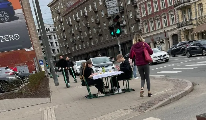 В школах такие невкусные обеды? Молодые люди в центре Риги выставили стол с едой на улицу (ФОТО)