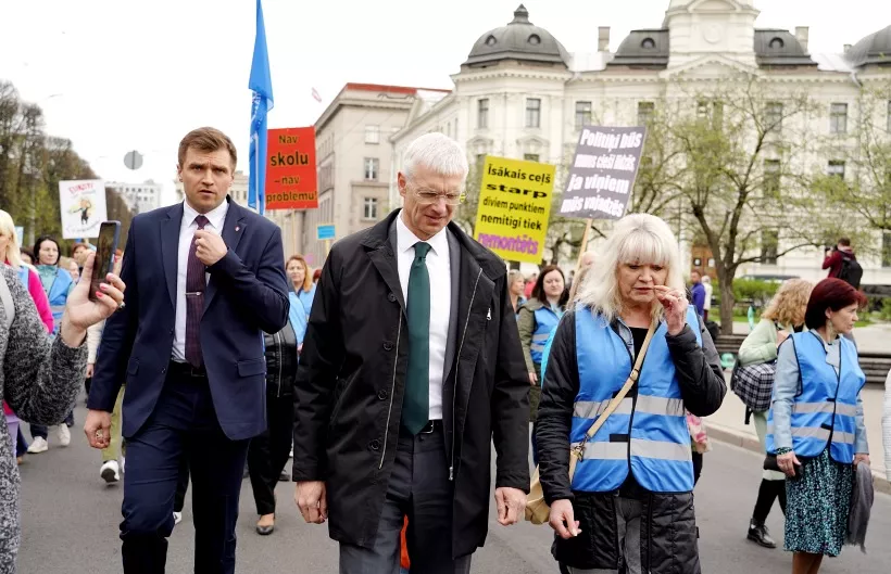 Arodbiedrības piketā valdībai pārmet neieklausīšanos; IZM norāda uz nepatiesiem paziņojumiem