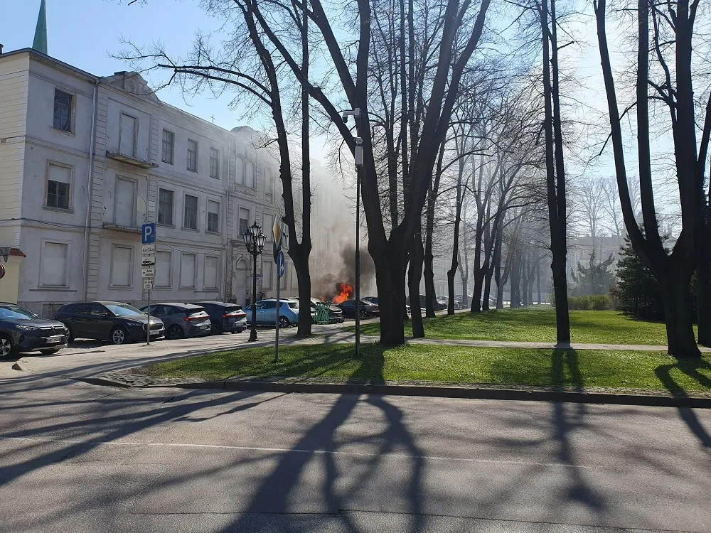 В центре Риги на площади Пилс открытым пламенем горел автомобиль
