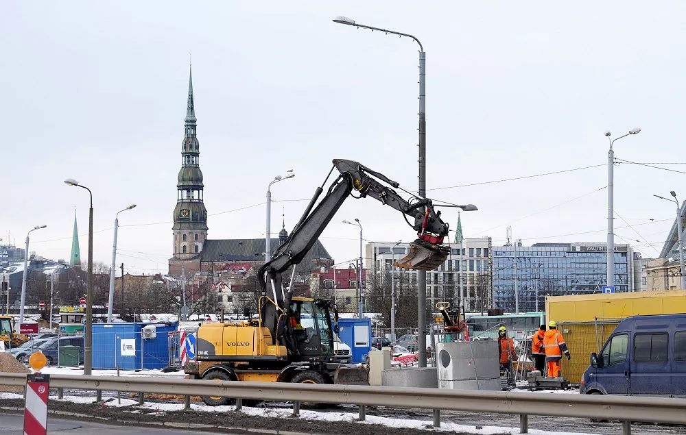 Krastmalas pārbūvētāji pārrāvuši ūdensvadu Rīgas centrā