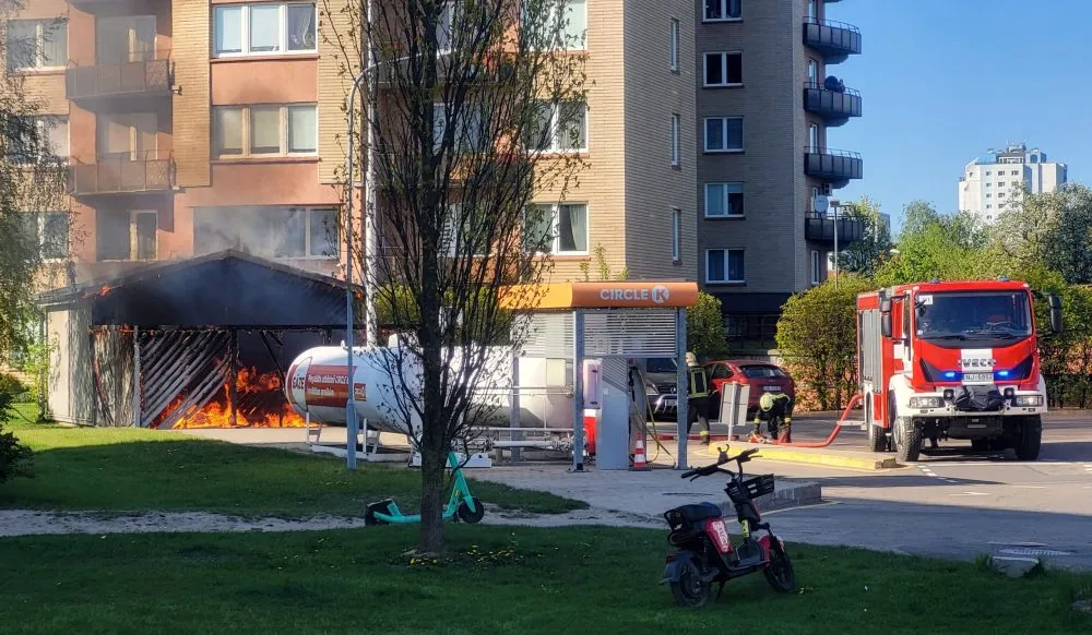 В Пурвциемсе загорелся деревянный навес рядом с АЗС Circle K