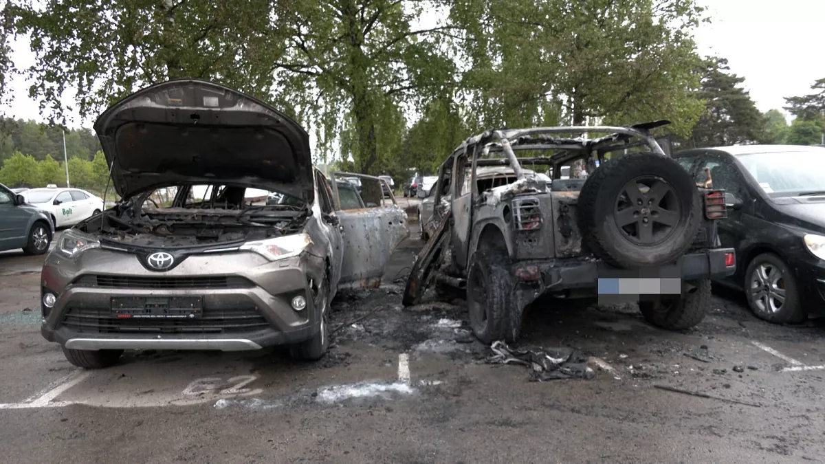 Ночью в Иманте на платной парковке сгорели пять машин: очередной поджог?