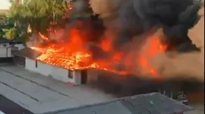 Будто война: в Иецаве горел рынок с отделом пиротехники (ВИДЕО)