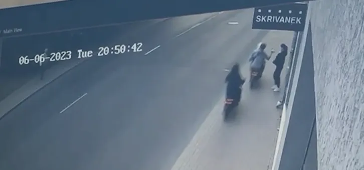 Малолетки на скутерах воруют мобильники прямо из рук
